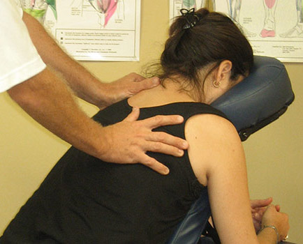Massage sur chaise au travail
